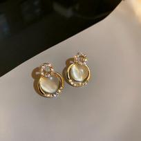 2024 Retro Hong Kong Style Temperament Metal Earrings: High-End, Niche Fashion, All-Match for Women gray