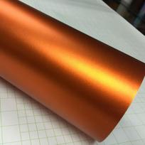 Aukščiausios kokybės matinis metalizuotas chromo vinilo automobilio plėvelės apdaila su oro burbuliukais, violetinės spalvos satino metalizuota lipdukų folija automobilių apdailai 10CM X 152CM oranžinė