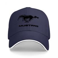 Juodas „Mustang“ logotipas su išsiuvinėtu žirgo dizainu ir tinkliniu galu patogiam dėvėjimui One Size black
