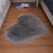 Širdelės formos pliušinis kilimas ir pagalvė iš dirbtinės vilnos svetainei ar miegamajam 50x60cm Heart-shaped šviesiai pilka spalva