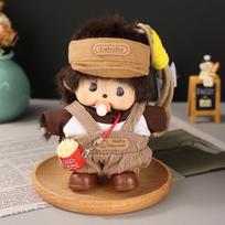 Autentiška Monchhichi lėlė su džinsiniu kombinezonu - Kūrybiškas pliušinis pakabukas Includes Braided Strap brown