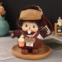 Autentiška Monchhichi lėlė su džinsiniu kombinezonu - Kūrybiškas pliušinis pakabukas Includes Braided Strap brown