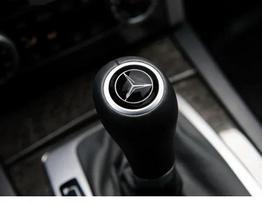 Karštas automobilio lipdukas Automobilio pavarų perjungimo svirties galvutės ženkliuko lipdukas Metalinė lipduko apdaila Mercedes Benz AMG W204 W205 W203 W211 W212 W black