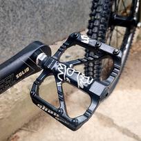 Itin lengvi MTB dviračio pedalai Neslystantys kalnų Mtb platforminiai pedalai Aliuminio lydinio MTB plokšti pedalai Sulankstomos kelių dviračio dalys juoda