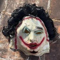 Teksaso grandininio pjūklo žudynių kaukė Helovino baisi latekso galvos apdangalo cosplay rekvizitas Curly-Haired Killer