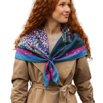 EMERALD RIVERS didelė vilnos skara Close Apart Navy Pink 100 × 100 cm