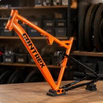 Keturios jungtys Dviračio rėmas Amortizuojantis 4 jungčių Ciklo rėmas Sporto įranga 148 mm 148 mm Stebulės tarpas Nuo šaligatvio-Paruoštas važiuoti keliu ryškiai oranžinė spalva