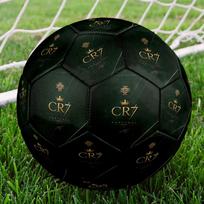 Ronaldo ikoninis 7 numerio futbolo kamuolys Dydis 5 Futbolas Mašininio siuvimo Lauko treniruotėms ir varžyboms Idealiai tinka futbolo entuziastams