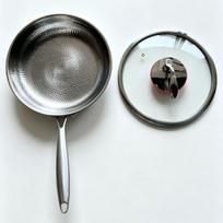 Vokiškas titano lydinio nelipnus keptuvas su žuvies žvynų plaktuko raštu Diameter 26cm With Lid