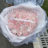 19 vnt./puokštė Daugiaspalvė dirbtinių gėlių puokštė Amžina meilė Nenuvystanti Rankų darbo muilinės gėlės su girlianda rožinė