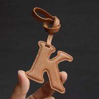 Rankomis siūtos raidės, natūrali oda, automobilio raktas, rankinės pakabukas, galinio vaizdo veidrodėlis, paprastas ir pažangus individualus personalizuotas raktų pakabukas. brown