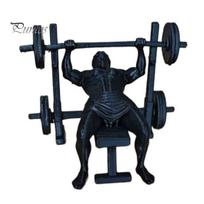 Minimalistinės sporto salės skulptūros 3D spausdintas fitneso vyro figūrėlė, štangos statulėlė dekoravimui, raumeningi šaunūs namų prietaisai stalviršio ornamentas, kompaktiškas stiprumas juoda