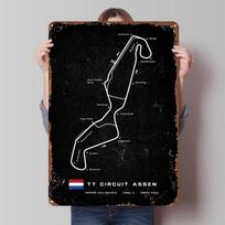TT Circuit Assen Plakatas Lenktynių trasos Metalinis ženklas Vyriškas kampelis Pritaikomas F trasų lentelės namų kambario dekoravimui Sienų menas 20x30cm（7.8x11.8inch） black