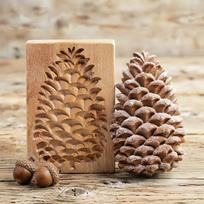 Medinis imbierinių ir sviestinių sausainių formelė pjaustytuvas Pine Cone 13*8*2, ~120g brown