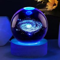 Naktinė lempa 3D kristalinis rutulys, galaktika, su mediniu pagrindu, spalvota