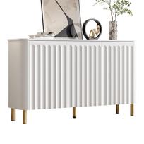 Aukštas indauja MDF Metalinės kojos 3 durys Stulpelis Reljefas Bangos formos kraštas Apvalūs kampai Be rankenėlių Svetainė 135 x 36 x 78 cm balta