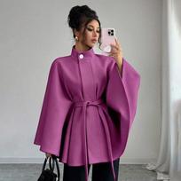 Elegantiškas moteriškas vilnos mišinio apsiaustas su stovimos apykaklės, surišamu juosmeniu ir triušio kailio apdaila. Žieminė viršutinė apranga Medium pink