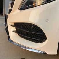 Priekinio buferio rūko žibinto grotelių keitimas Mercedes Benz C klasės W205 C205 S205 AMG linijai 2015–2018 beige