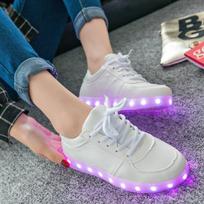 Spalvingi šviečiantys batai pavasariui ir rudeniui Nauji šviečiantys batai vyrams ir moterims Fluorescentiniai batai USB įkraunami LED šviesa korėjietiški poros batai 44 balta