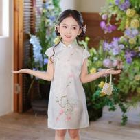 Mergaičių kinų stiliaus Qipao su varliukų sagomis ir stovinčia apykakle - vasarinė saldi suknelė scenos pasirodymui 130cm white