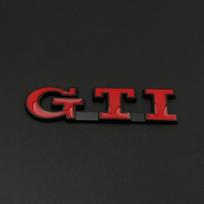 Suderinama su Volkswagen POLO, Golf ir GTI emblemomis, grotelių logotipais, triušio lipdukais ir individualiais galinės dalies lipdukais. black