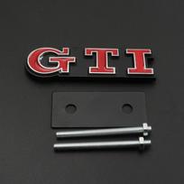 Suderinama su Volkswagen POLO, Golf ir GTI emblemomis, grotelių logotipais, triušio lipdukais ir individualiais galinės dalies lipdukais.