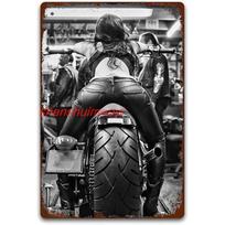 Seksuali mergina Plakatas Metaliniai ženklai Vintage Pin Up mergina Skardos ženklas Sienų menas Seksuali mergina su motociklu Retro vyro urvelio dekoras Garažas Of 20x30cm（7.8x11.8inch） gray