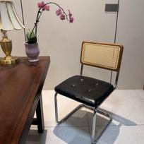 Elegantiškai pagaminta pintų rotango valgomojo kėdė be porankių, retro kaimiško stiliaus, puikiai tinkanti kavinėms, svečių namams ir vintažinei aplinkai. gray