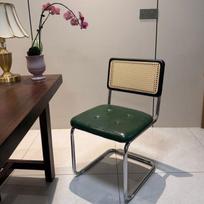 Elegantiškai pagaminta pintų rotango valgomojo kėdė be porankių, retro kaimiško stiliaus, puikiai tinkanti kavinėms, svečių namams ir vintažinei aplinkai.