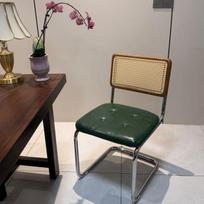 Elegantiškai pagaminta pintų rotango valgomojo kėdė be porankių, retro kaimiško stiliaus, puikiai tinkanti kavinėms, svečių namams ir vintažinei aplinkai.
