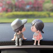 Cartoon Car Ornaments Resin Kiss Balloon Action Figure Cartoon Couples Model Toys  Car Decoration C beige