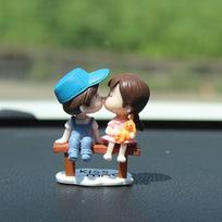 Cartoon Car Ornaments Resin Kiss Balloon Action Figure Cartoon Couples Model Toys  Car Decoration E