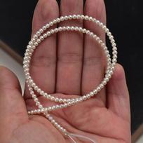Mini natūralūs gėlavandeniai perlai, 2-3 mm beveik apvalūs laisvi karoliukai, maža plokščia DIY virvelė, apytiksl.. 38cm ilgio One Strand About 38cm Long