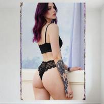 Seksualios moters su violetiniais plaukais apatinio trikotažo ir tatuiruotės skardinis ženklas, vintažinis metalinis plakatas namų dekoravimui, 8x12 colių sienos menas su permatomomis užuolaidomis ir arbata 20x30cm（7.8x11.8inch） gray