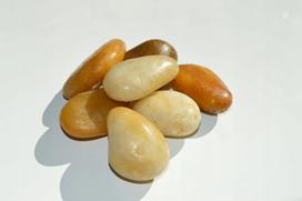 Geltonas poliruotas dekoratyvinis akmuo GOLD medaus spalvos 1kg 5-8cm