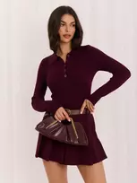 Tamsiai violetinis megztinis su sagomis ir plisuotu sijonu