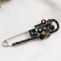Large Vintage-Inspired Safety Pin Brooch - Elegant Corsage Accessory For Cardigans, Shawls, Clothing, Bags, And Hats black