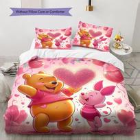 Laimingos Mikės Pūkuotuko ir Kiaulytės Minkštų Lovos Patalynės Komplektas Yra Patogus ir Puikus Pasirinkimas Vaikų Miegamojo Puošybai. 140x200cm