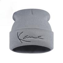 Karl Kani Retro Letter Embroidered Knitted Hat For Men And Women Winter Warmth Hooded Knitted Hat pilka spalva