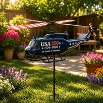 Patriotinis sraigtasparnio sodo vėjo suktukas, UH-1 stiliaus kiemo dekoracija su besisukančiais mentelėmis, JAV 250-ojo jubiliejaus lauko vejos ornamentas black