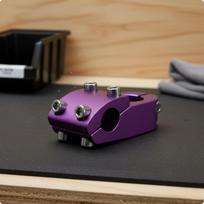Aliumininis BMX kotas 30 mm montavimo aukštis Keturi varžtai Juodas Purple black