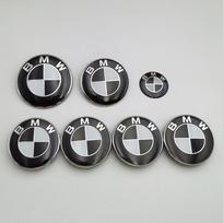 7 vnt. BMW emblemos rinkinys 82mm 74mm 45mm 56mm 68mm Automobilio priekinio dangčio logotipas Galinės bagažinės ženklelis Ratų E32 centriniai gaubteliai Vairo lipdukas 82 74 45 68X4