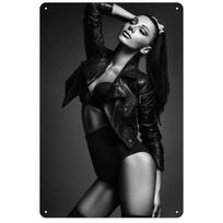 Seksualios merginos plakatas ant sienos, metalinė plokštelė black