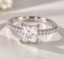 Sidabrinio atspalvio žiedas su dideliu dekoratyviniu akmeniu, Bonprix
