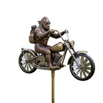 Sodo Menas Sasquatch Vėjo Suktukas Vėjo Varomas Metalinis Vėtragalis Kinetinė Vėjo Malūno Skulptūra Lauko Kieme Terasoje Vejoje A gray