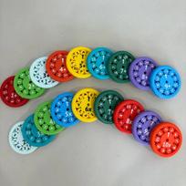 "Fidget spinners" su matematikos užduotim - sudėtis ir atimtis + daugyba ir dalyba