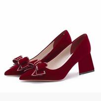 Moterų raudonos aksominės smailianosės aukštakulnės su kaspinėliu ir cirkonio akmenukais Stiletto bateliai Vestuvinės suknelės batai Elegantiška moteriška avalynė 34 vyno raudonos spalvos