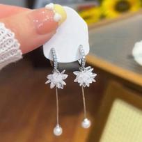 Creative Ice Flower Ear Cuff Earrings with Zircon - Stylish Three-dimensional Long Dangle Design for Women white