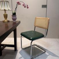 Elegantiškai pagaminta pintų rotango valgomojo kėdė be porankių, retro kaimiško stiliaus, puikiai tinkanti kavinėms, svečių namams ir vintažinei aplinkai. gray
