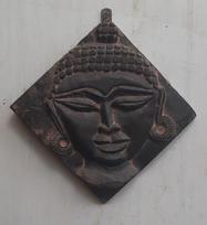 Handmade Carved Wood Buddha Face Wall Hanging: Ethnic Home Decor 16” X 8” X 24” (l x w x h) įvairiaspalvis